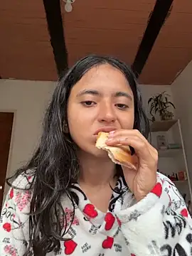 Snapshot of ViolettaSummer chatting on April 5, 2026, 1:18 pm ViolettaSummer online show from April 5, 2026, 1:18 pm