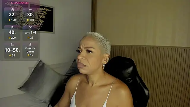 Snapshot of summer_night_ chatting on April 8, 2026, 11:33 am summer night online show from April 8, 2026, 11:33 am