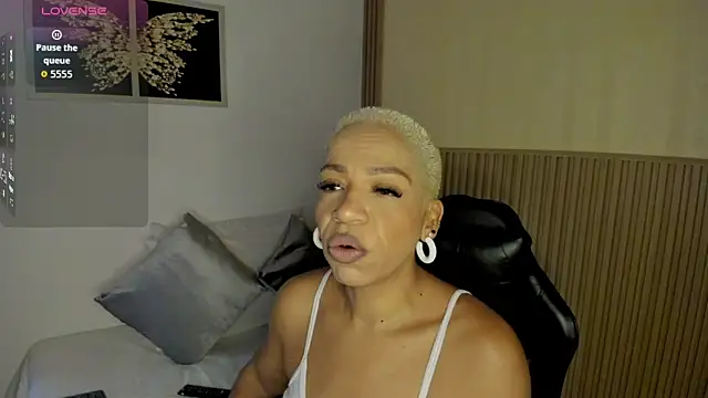 Snapshot of summer_night_ chatting on April 1, 2026, 11:22 am summer night online show from April 1, 2026, 11:22 am