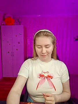 Snapshot of D0nna_ chatting on April 22, 2026, 7:53 pm D0nna online show from April 22, 2026, 7:53 pm
