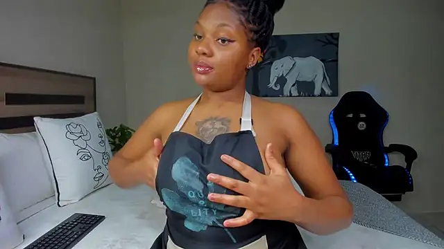 Snapshot of Renee-18 chatting on November 16, 2025, 10:46 pm Renee-18 online show from November 16, 2025, 10:46 pm