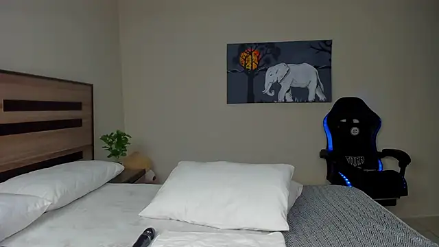 Snapshot of Renee-18 chatting on November 19, 2025, 5:40 am Renee-18 online show from November 19, 2025, 5:40 am