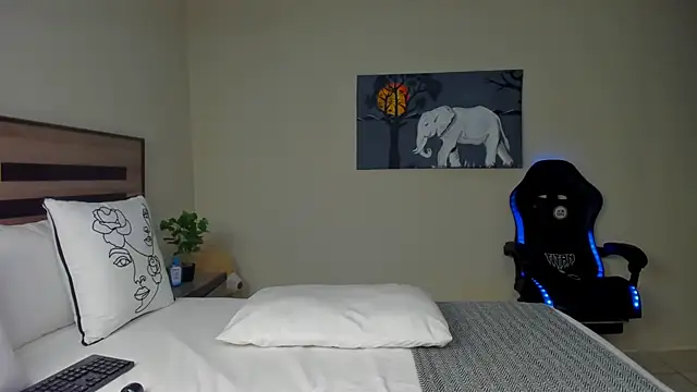 Snapshot of Renee-18 chatting on November 11, 2025, 3:45 am Renee-18 online show from November 11, 2025, 3:45 am