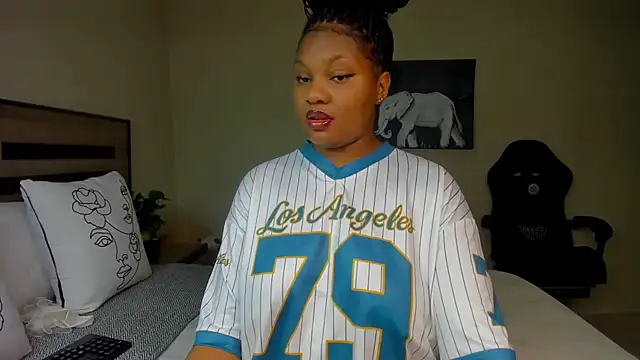 Snapshot of Renee-18 chatting on November 24, 2025, 10:10 pm Renee-18 online show from November 24, 2025, 10:10 pm