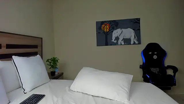 Snapshot of Renee-18 chatting on November 5, 2025, 12:36 am Renee-18 online show from November 5, 2025, 12:36 am