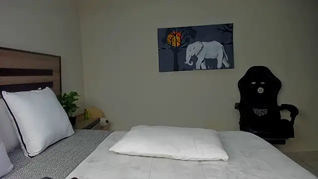 Snapshot of Renee-18 chatting on November 26, 2025, 10:54 pm Renee-18 online show from November 26, 2025, 10:54 pm