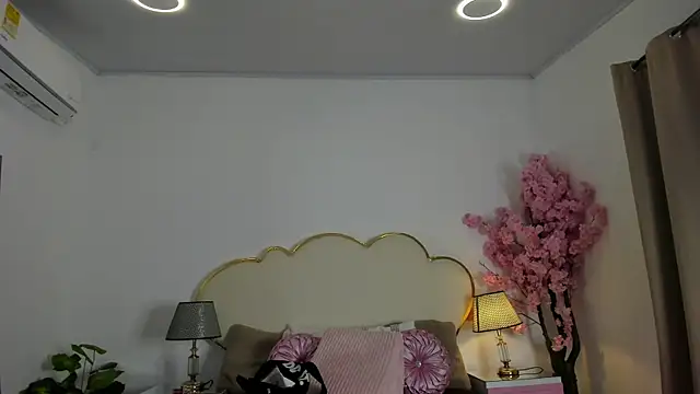 Snapshot of CahitlinBell chatting on July 17, 2026, 7:05 am CahitlinBell online show from July 17, 2026, 7:05 am