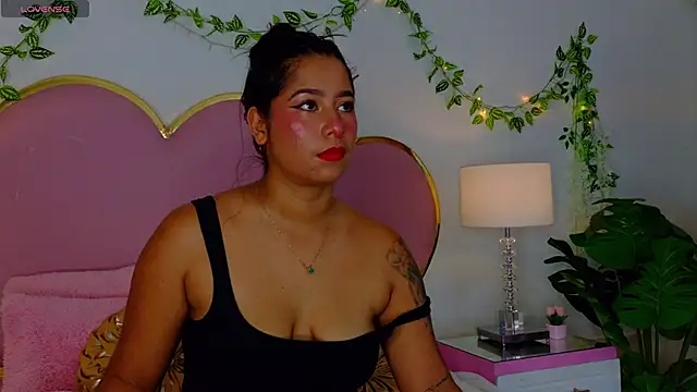 EmmaCrush online show from November 13, 2025, 9:40 pm