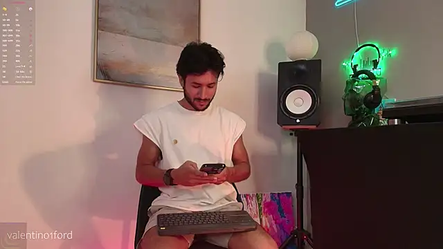 Snapshot of Valentinoford chatting on May 19, 2026, 10:28 pm Valentinoford online show from May 19, 2026, 10:28 pm