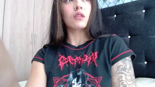 Snapshot of evatits_1 chatting on April 9, 2026, 12:44 pm evatits 1 online show from April 9, 2026, 12:44 pm