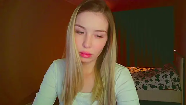 mia raspberrie online show from February 6, 2025, 2:22 am