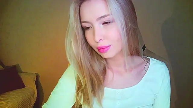 Snapshot of mia_raspberrie chatting on August 3, 2026, 12:30 am mia raspberrie online show from August 3, 2026, 12:30 am