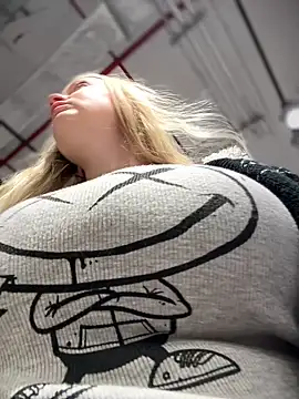 Teya moon  online show from February 23, 2025, 12:37 pm