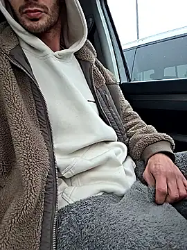 Snapshot of Zeefy chatting on December 17, 2025, 7:35 am Zeefy online show from December 17, 2025, 7:35 am