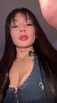 Snapshot of Roxanne_08 chatting on May 2, 2026, 11:10 pm Roxanne 08 online show from May 2, 2026, 11:10 pm
