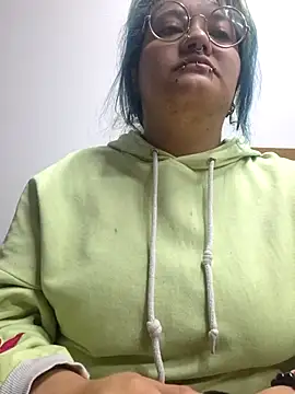 Snapshot of lucky-leah chatting on April 18, 2026, 4:15 am lucky-leah online show from April 18, 2026, 4:15 am