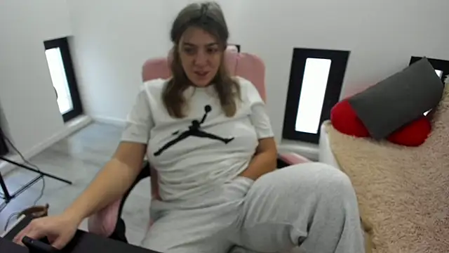 Snapshot of Dyana_Kaylinn chatting on February 23, 2026, 5:52 am Dyana Kaylinn online show from February 23, 2026, 5:52 am