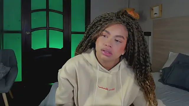 nayah   online show from November 6, 2025, 7:51 pm