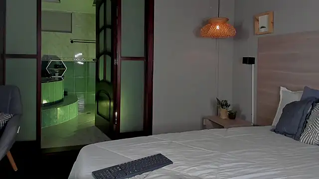 nayah   online show from November 4, 2025, 7:39 pm