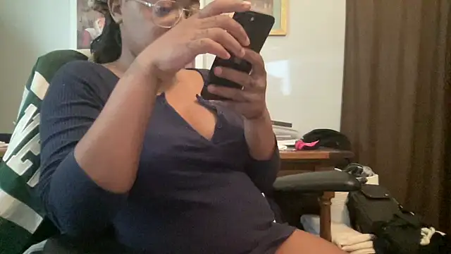 MommyConfident online show from May 26, 2026, 7:45 pm