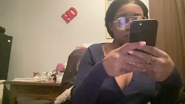 Snapshot of MommyConfident chatting on November 30, 2025, 8:31 pm MommyConfident online show from November 30, 2025, 8:31 pm