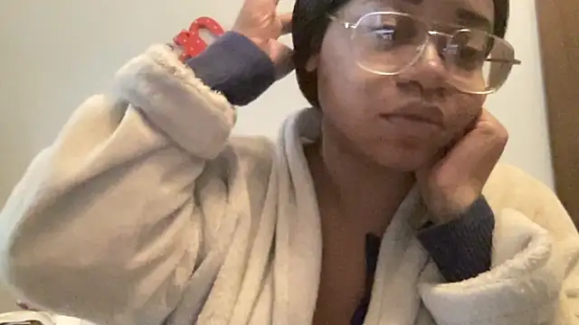 Snapshot of MommyConfident chatting on November 14, 2025, 3:37 pm MommyConfident online show from November 14, 2025, 3:37 pm