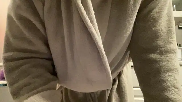 Snapshot of MommyConfident chatting on December 13, 2025, 9:21 pm MommyConfident online show from December 13, 2025, 9:21 pm