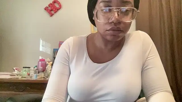 Snapshot of MommyConfident chatting on December 4, 2025, 7:57 pm MommyConfident online show from December 4, 2025, 7:57 pm