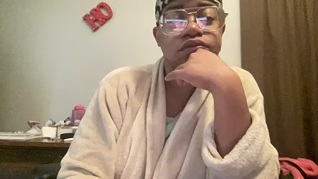 Snapshot of MommyConfident chatting on November 25, 2025, 2:06 pm MommyConfident online show from November 25, 2025, 2:06 pm