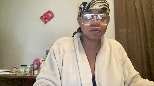 Snapshot of MommyConfident chatting on December 5, 2025, 2:04 pm MommyConfident online show from December 5, 2025, 2:04 pm