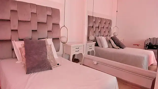 PamelaMendez  online show from November 9, 2025, 4:05 am