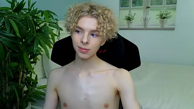 Snapshot of Kudi_Minnt chatting on November 1, 2025, 4:56 pm Kudi Minnt online show from November 1, 2025, 4:56 pm