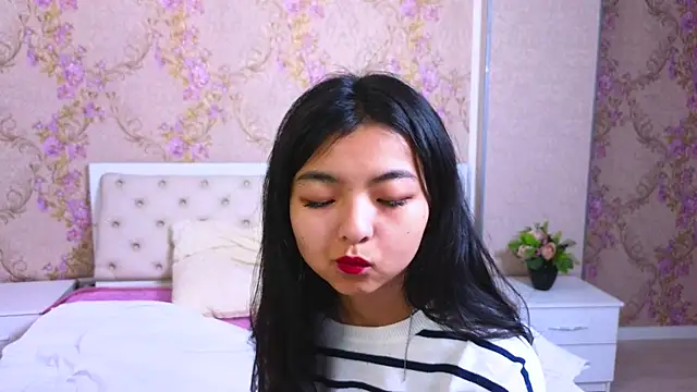 Snapshot of Shy_Kira chatting on January 24, 2025, 12:31 pm Shy Kira online show from January 24, 2025, 12:31 pm