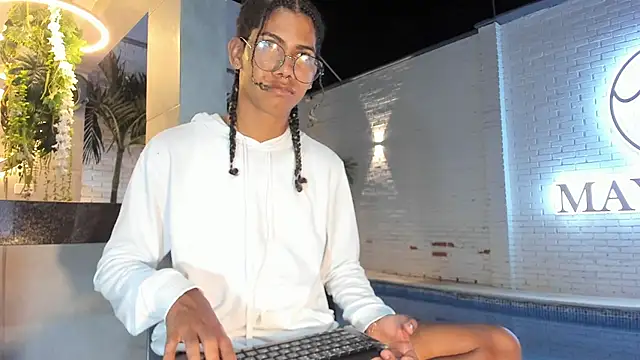 Snapshot of Maxim-Walker chatting on November 15, 2025, 4:27 am Maxim-Walker online show from November 15, 2025, 4:27 am