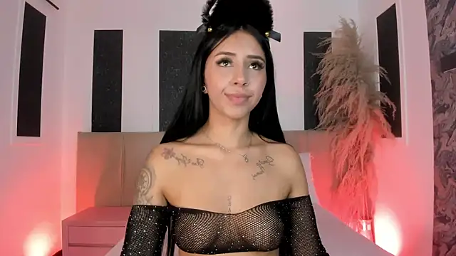 Alaia Manson online show from December 19, 2025, 7:49 pm