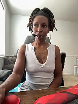 LeyaHoneybuns online show from November 4, 2025, 5:28 pm