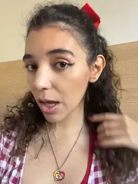 uniquerossie online show from November 5, 2025, 1:36 pm