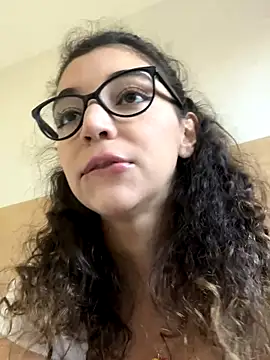 uniquerossie online show from November 4, 2025, 9:24 am