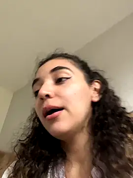 uniquerossie online show from November 17, 2025, 9:57 am