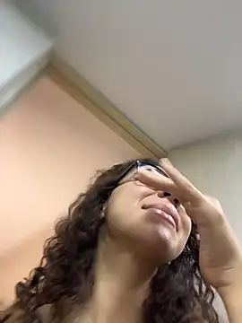 uniquerossie online show from February 4, 2026, 6:52 am