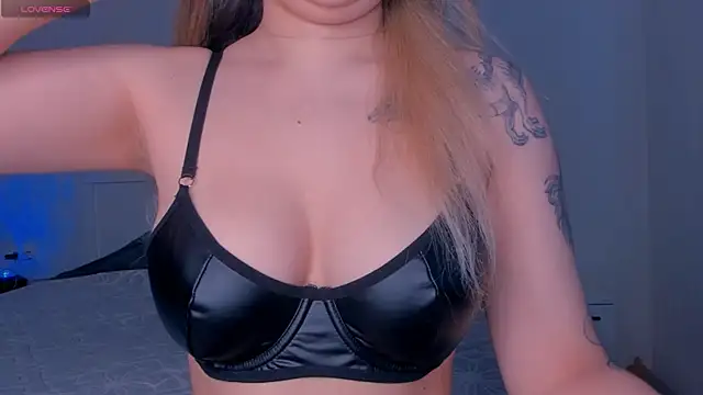 Snapshot of MeowRinnie chatting on October 1, 2025, 10:09 am MeowRinnie online show from October 1, 2025, 10:09 am