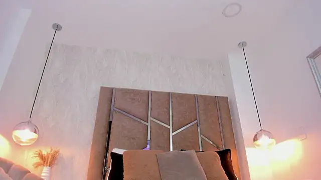 Martinaa Jones  online show from March 14, 2026, 12:55 pm