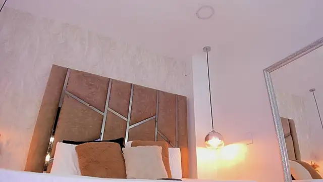 Martinaa Jones  online show from March 31, 2026, 12:51 pm