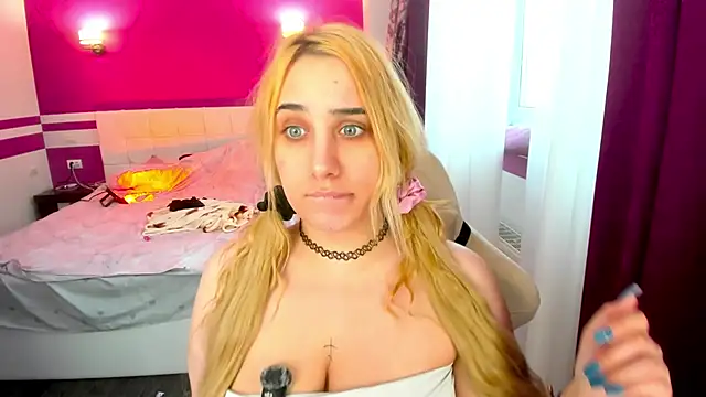 Snapshot of MoranaKit chatting on February 17, 2026, 6:22 am MoranaKit online show from February 17, 2026, 6:22 am