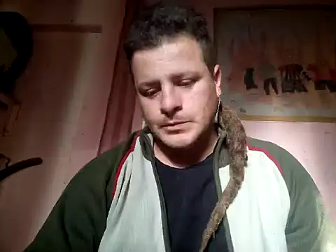 Snapshot of TusOjitosClaros69 chatting on December 9, 2024, 9:49 am TusOjitosClaros69 online show from December 9, 2024, 9:49 am