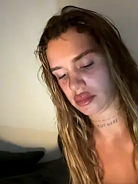 EmiliaCatalina online show from December 15, 2025, 11:42 pm