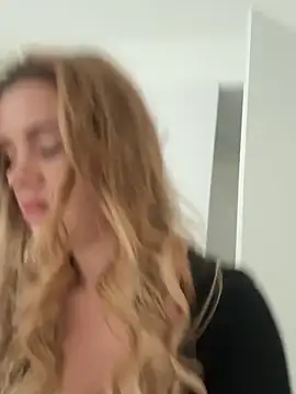 EmiliaCatalina online show from November 1, 2025, 9:19 pm