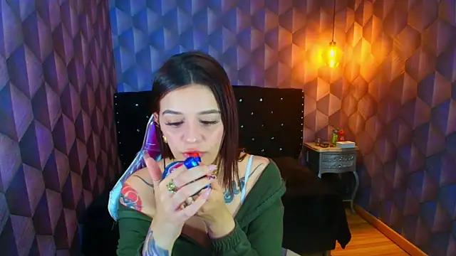 LiaHarryis online show from April 13, 2026, 7:07 pm