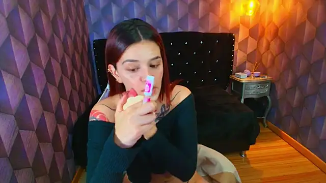 LiaHarryis online show from November 14, 2025, 6:11 pm