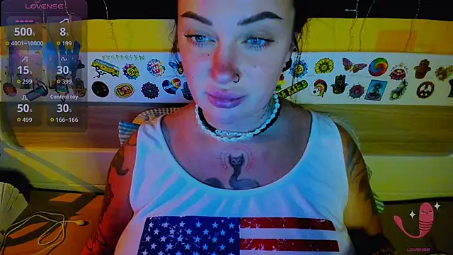 Snapshot of EllieOz chatting on November 18, 2025, 6:22 pm EllieOz online show from November 18, 2025, 6:22 pm